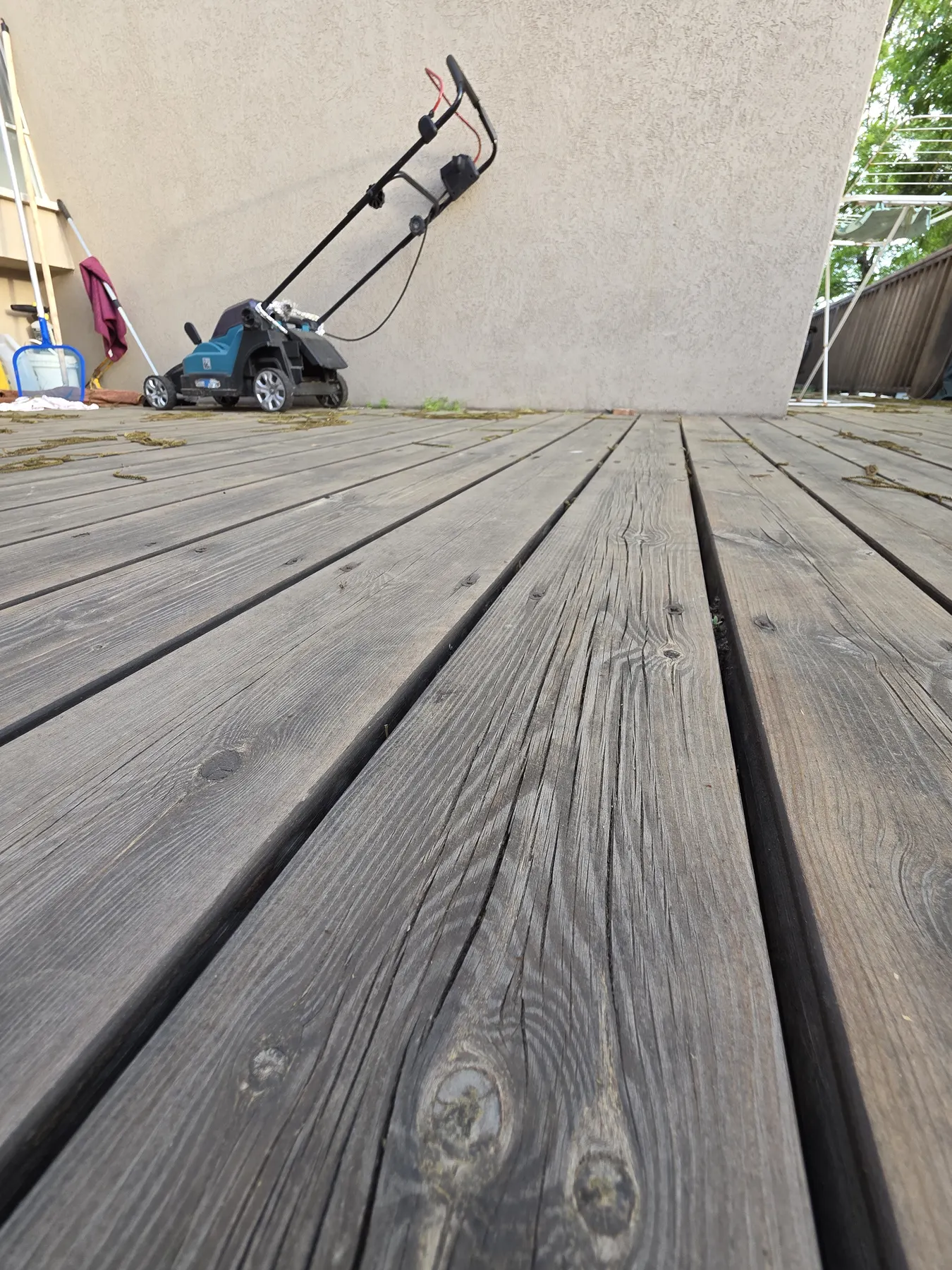 Deck boards showing cracking that requires oiling